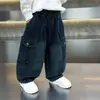 Pantalones de mezclilla de trabajo para niños, nuevo estilo coreano 2026, pantalones casuales holgados para niños para primavera y otoño, atuendo de otoño moderno para niños pequeños