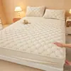 Saia de cama acolchoada de veludo cristal Classe A bordado duplo C quente de veludo curto cobertura de cama acolchoada protetor de colchão saia de cama semi-coberta de veludo de leite