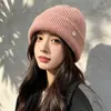 Nova coleção outono e inverno: gorro de tricô liso e minimalista com detalhes delicados, design estilo coreano que faz o rosto parecer menor, e proporciona calor e proteção para as orelhas