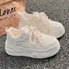 Sapatos Brancos para Estudantes de Verão para Mulheres 2026 Novos Tênis de Malha Respirável para Mulheres Populares com Sola Grossa Aumentadores de Altura Esportivos Casuais