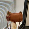 Elegante bolso de cadena para mujer, un bolso de alta gama y moderno con forma de media luna, versátil tanto para el trabajo como para el ocio, un bolso de hombro de moda