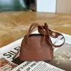 Bolso de mano coreano ins nuevo y versátil de color liso, nicho, con colgante de concha simple y bolso pequeño