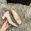 Aumento de Altura de 8CM Fivela Quadrada Clássica de Metal Salto Bloco Sapatos Femininos 2026 Novo Estilo Francês Bico Quadrado Couro Verniz Salto Alto Baixo