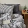 Juego de ropa de cama de cuatro piezas estilo ins, de materiales mixtos y terciopelo de leche, simple y cálido, con funda nórdica forrada de polar, y un juego de tres piezas de coral fleece para invierno, proporcionando calidez extra