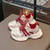Tênis robustos de malha, novo estilo primavera 2026 sapatos infantis atacado, tênis esportivos estudantis de sola macia, sapatos casuais versáteis de sola macia