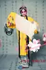 Traje tradicional de ópera china para roles femeninos, incluyendo el traje Qingyi, el traje para el rol de la concubina ebria, y el traje bordado para cantantes de ópera femeninas.