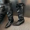 Diseño Botas Largas Tacón Alto Botines de Caña Alta Nicho Punta Fina Botas Otoño Invierno Botas de Caballero Hebilla de Cinturón Arrugadas 2026 Pierna Ancha Nuevo Estilo