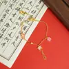 Novo Estilo Chinês Pulseira Vietnamita de Ouro de Areia Estilo Pastoral Borboleta Rosa Pingente de Flor Pulseira com Franja Joia Versátil Retrô