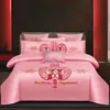 Juego de ropa de cama de lujo estilo chino, hecho de algodón 100% de fibra larga, un juego de cuatro piezas que incluye una sábana y una funda de edredón de algodón puro rojo, perfecto para la alcoba de una recién casada.