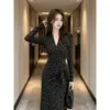 Tiro real, elegante y estilizado vestido largo, nueva colección otoño 2026, manga larga, cuello en V, vestido entallado a la cintura