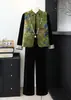 Conjunto de atuendo de otoño, estilo mamá, chaleco estilo chino, conjunto de tres piezas, nueva colección otoño/invierno 2026, ropa para mujeres de mediana edad y mayores, conjunto de terciopelo dorado
