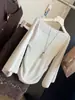 Top de punto versátil para mujer, estilo nuevo Otoño 2026, corte holgado, que define la cintura, adelgazante, con diseño de encaje hueco de un solo hombro y mangas acampanadas