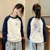 Camiseta de manga larga para niños con diseño de patchwork, nuevo estilo 2026, capa interior de forro polar cepillado para niñas, top de cuello redondo