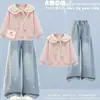 Conjunto de dos piezas estilo universitario para niña para otoño, con una sudadera de cuello Peter Pan y jeans de pierna ancha con detalle de lazo, adecuado para estudiantes de secundaria y niños