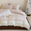 Juego de cama individual/doble de patchwork bordado de estilo caricatura fresco y sencillo, de algodón 100% de doble capa con hilo arrugado de tres/cuatro piezas, textil para el hogar con un lindo conejo