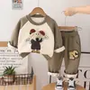 Conjunto de Roupa de Outono e Inverno de Manga Longa para Meninos, Novas Roupas para Bebês e Crianças, Conjunto de Duas Peças Fashionável de Moletom com Estampa de Cachorro em Veludo para Bebê, Tendência