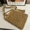 Bolso cruzado de paja de verano al por mayor bolso de hombro tejido a mano transfronterizo versátil artístico hueco nicho borla bolso para teléfono