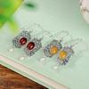 Pendientes de plata de ley Yilu S925 con diseño de hojas desgastadas vintage, con ámbar y sangre, de cera de abejas y cuadrados, elegantes y antiguos, con gancho para la oreja de plata.
