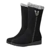 Botas de neve femininas de inverno 2026 novo estilo, forradas com fleece, quentes, botas de cano médio, botas Martin de sola reta, zíper lateral, sapatos de algodão para mãe