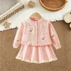 Conjunto de Suéter para Meninas Outono Inverno 2026 Novo Conjunto de Duas Peças Cardigan de Tricô Floral Infantil Saia de Lã de Bebê