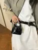 Bolso de mano concha de cuero charol transfronterizo nuevo para mujer, bolso de hombro versátil de alta gama, bolso cruzado versátil de nicho