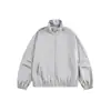 Jaqueta cortavento leve Cleanfit cinza claro, gola alta, cor sólida, corte solto com ombros caídos e barra elástica, peça de outer wear casual