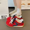 Zapatos casuales 2026 modelo nuevo, que aumentan la altura, versátiles, de suela gruesa, otoño, cómodos zapatos de entrenamiento alemanes para estudiantes femeninas, zapatillas deportivas con cordones