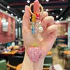 Llavero Creativo y de Moda con Bloques de Color y Cuentas, Totalmente Cubierto de Pedrería, Diseño de Fresa 3D, Lindo y Dulce, Accesorio de Alto Valor para Bolsos de Niñas