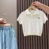 Traje de Verano para Niñas 2025 Nuevo Estilo Conjunto de Dos Piezas de Moda con Suéter de Punto de Manga Corta y Jeans Rasgados para Niñas