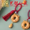 Llavero de gatito juguetón tallado en madera de azufaifo de Yiming Xianyuan, lindo colgante decorativo para mochila de pareja con borla temática de luna