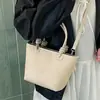 Bolso pequeño súper popular para el trabajo, nuevo de verano 2026 para mujer, patrón tejido de nicho, bolso cruzado de hombro único tipo cubo