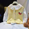 Traje Estilo Coreano Primavera/Otoño 2026 Nuevo Estilo Dulce y Lindo Chaleco de Punto de Dibujos Animados Camisa Jeans Conjunto de Tres Piezas