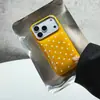 El diseño del sofá con estampado de lunares es adecuado para fundas de teléfono iPhone 16 Pro Max, y es un diseño nuevo y minimalista para la serie Apple 17, con una carcasa rígida.
