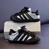 Zapatillas Infantiles con Puntera Reforzada Anti-Patadas Modelo Nuevo Otoño 2026 Zapatos Casuales Ligeros para Niños Zapatos Versátiles Forrest Gump para Niñas