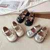 Zapatos para Niñas 2026 Primavera/Verano Nuevo Estilo Coreano Zapatos Planos de Cuero con Lazo de Pedrería Zapatos de Princesa Zapatos Individuales de Moda para Niñas