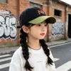 Gorra para bebé niño con bordado de letra de color contrastante, gorra de béisbol, gorra de sol versátil y de moda para niñas, gorra moderna para exteriores de primavera y otoño