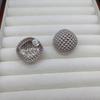 Nuevos Pendientes de Bolas Huecas Dorados plateados Diseño Nicho Lujo Ligero Gama Alta Combinable Moda Pendientes de Aro