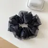 Scrunchie de cetim suave estilo coreano com bordas de rede e pérolas, lindo acessório de cabelo para mulheres prender rabos de cavalo e criar um coque sofisticado.