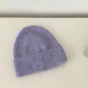 Gorro de Tricô Liso com Lã, Macio para o Inverno, Resistente ao Frio e Versátil para Homens e Mulheres, Gorro de Lã Vermelho Quente