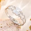 Pulsera de Acero de Titanio con Concha Blanca y Diamantes Completos de Osito para Mujer, Moda de Nicho, Lujo Ligero Europeo y Americano, Versátil, Artículo Popular de Celebridad de Internet, Pulsera que No se Desvanece