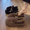 Sapatos fofos de sola grossa para mulheres inverno 2026 com veludo extra, slip-on estilosos, com aumento interno de altura, sapatos quentes de algodão para uso externo, sapatos pós-parto