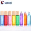 Em estoque para envio internacional 10ml tampa imitando madeira frasco de vidro colorido com esfera rolante frasco para óleo essencial frasco de perfume frasco com esfera rolante para creme para os olhos óleo labial