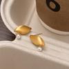 Pendientes Metálicos con Sentido de Línea Geométrica y Sentido Metálico Perla Cepillada Chapado en Cobre Dorado Diseño Único Gama Alta Nicho Pendientes para Mujer