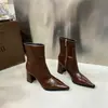 Botas de tornozelo bico fino para mulheres, moda elegante preta, emagrecedoras e versáteis, salto grosso, estilo francês, elásticas, botas justas, nova coleção 2025
