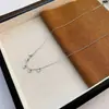 Colar Feminino de Aço Titânio Cor Dourada Estilo Frio Ins Corrente de Clavícula Elegante Design de Nicho Corrente de Colar Simples Versátil