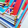 Banderas de mano con mástil en stock transfronterizas de todo el mundo, hechas a medida según su diseño, Banderas coloridas de poliéster para la Copa del Mundo de EE. UU.-Canadá-México