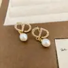 Pendientes de Alfabeto Clásicos Explosivos de Celebridad de Internet de TikTok Estilo Frío Nicho Diseño Lujo Ligero Sentido Avanzado Pendientes Pendientes