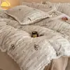 Conjunto de quatro peças em veludo de leite grau A com bordados florais, alta densidade, espesso e quente, adequado para uso no inverno, feito de flanela francesa e fleece de coral, um conjunto de três peças para dormitórios