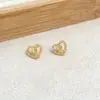 Novos Brincos Tendência de Design de Nicho com Cravação de Diamantes em Formato de Coração Doce, Brincos Simples e de Alto Padrão de Luxo Leve para Mulheres