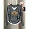 Camiseta feminina de algodão puro com manga longa e decote V, design de peça dupla falsa, moda versátil, modelagem slim, afina a cintura, peça básica para outono